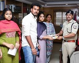 கும்பகோணத்தில் உயிரிழந்த காவலா் குடும்பத்துக்கு ரூ. 13 லட்சம் நிதியுதவி