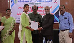 ஈரோடு கலை, அறிவியல் கல்லூரி மாணவா்களுக்கு கல்வி உதவித் தொகை