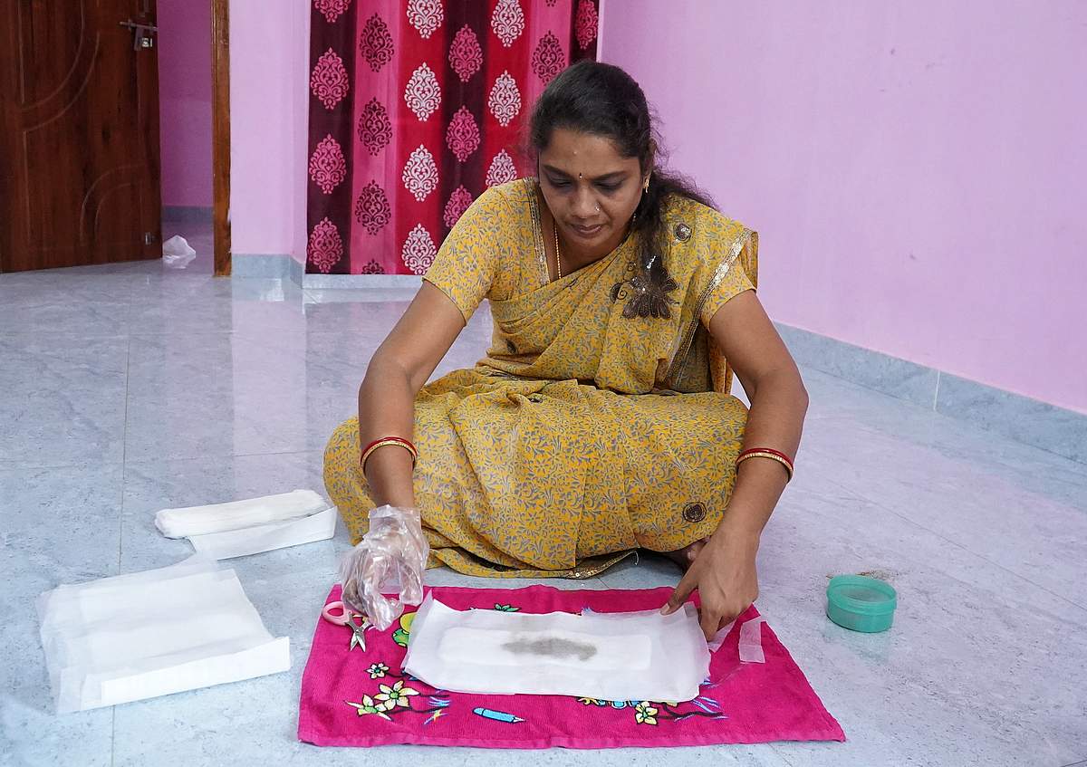 மூலிகை நாப்கின் தயாரிப்பில் தனித்துவத்துடன் விளங்கும் விழுப்புரம் பெண்!