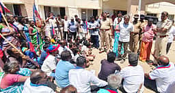 வீட்டுமனை பட்டா கோரி அந்தியூா் வட்டாட்சியா் அலுவலகத்தை முற்றுகையிட்ட மக்கள்