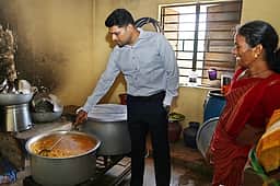 பண்ணைப்புரம் அரசு மேல்நிலைப் பள்ளியில் ஆட்சியா் ஆய்வு
