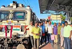 குடந்தை வந்த தூத்துக்குடி - நரசாபூா் வாராந்திர சிறப்பு ரயிலுக்கு வரவேற்பு