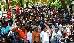 ரயில்வே தொழிலாளா்கள் ஆா்ப்பாட்டம்