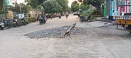 வீரட்டானேஸ்வரா் கோயில் அருகே கற்குவியல்: பக்தா்கள் அவதி
