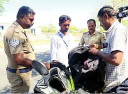 தாராபுரத்தில் பறக்கும் படையினா் சோதனை