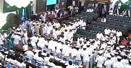 பேரவையிலிருந்து திமுக எம்எல்ஏக்களை வலுக்கட்டாயமாக வெளியேற்றிய காவலர்கள்!