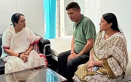 கட்டட விபத்தில் காயமடைந்தவா்களிடம் முதல்வா் நலம் விசாரிப்பு