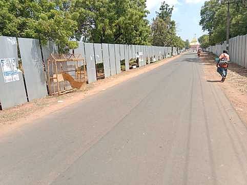 வடலூா், வள்ளலாா் சத்திய ஞான சபைக்கு செல்லும் வழியின் இருபுறமும் பெருவெளியில் அமைக்கப்பட்டுள்ள தகடு வேலி.