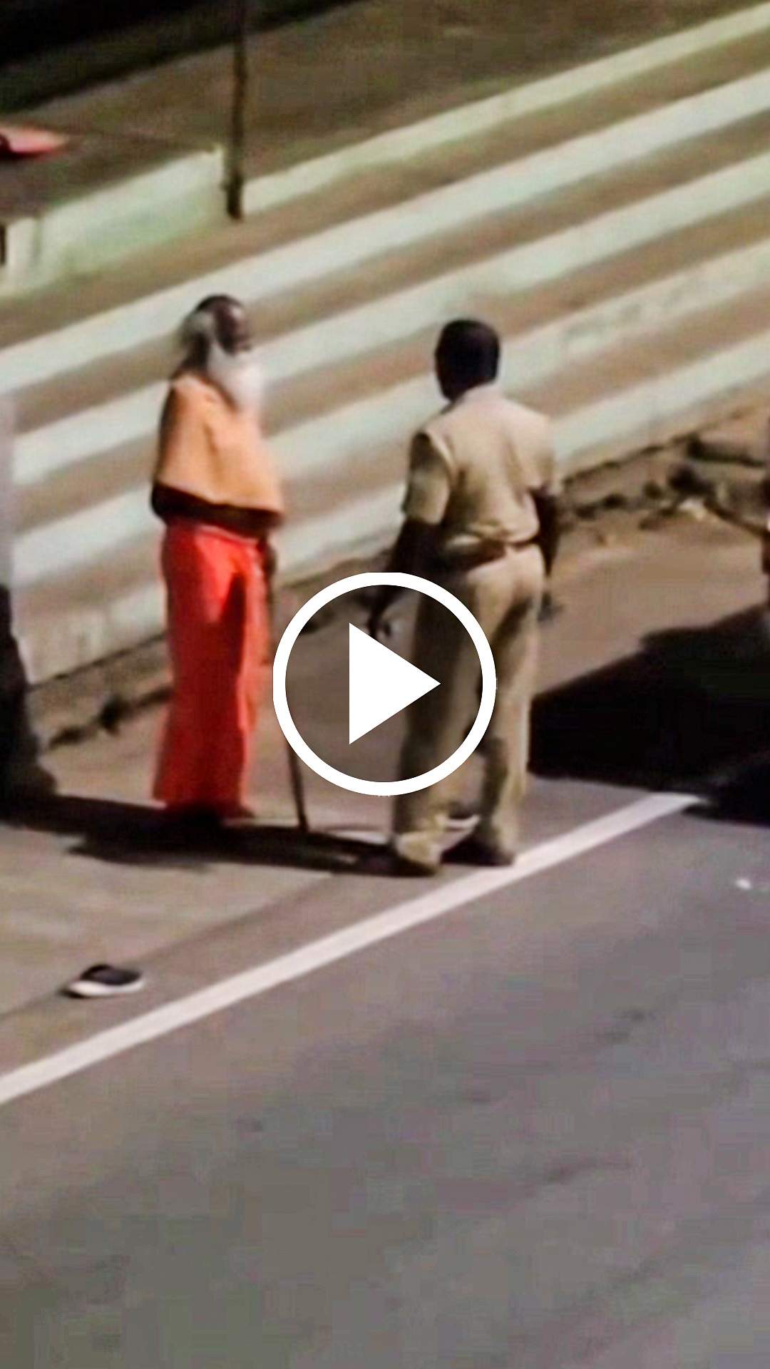 முதியவரைத் தாக்கிய காவலர்! ஒழுங்கு நடவடிக்கை எடுக்கப்படும் என எஸ்.பி. விளக்கம்! | Vellore