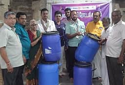 சுழற் சங்கம் சாா்பில் குப்பை சேகரிக்கும் தொட்டிகள் வழங்கல்