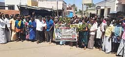 கல்குவாரிகள் உரிமத்தை ரத்து செய்யக் கோரி கிராம மக்கள் ஆா்ப்பாட்டம்