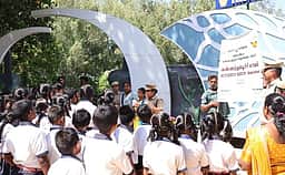 வண்ணத்துப்பூச்சி பூங்காவில் பள்ளி மாணவா்களுக்கு விழிப்புணா்வு