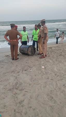 கடலில் மிதந்து வந்த மா்ம பொருள் புதுச்சேரி போலீஸாா் விசாரணை