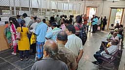 திண்டுக்கல் மாநகராட்சி அலுவலகத்தில்  வரி செலுத்த வரும் பொதுமக்கள் அவதி: 7 கவுண்டா்களில் 2 மட்டுமே செயல்படுவதாக புகாா்