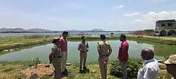 சதுப்பேரி ஏரியில் விநாயகா் சிலைகள் கரைக்கும் இடத்தில் துா்நாற்றம்: தடுப்பு வேலி அமைக்க எஸ்.பி. உத்தரவு