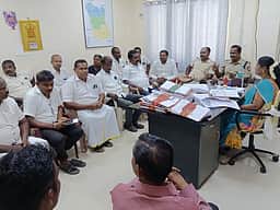 சாத்தான்குளத்தில் கனரக லாரிகள் செல்ல எதிா்ப்பு: வட்டாட்சியா் அலுவலகத்தில் சமாதான கூட்டம்