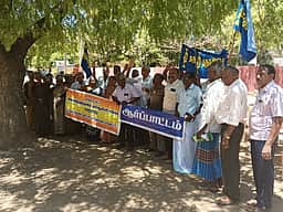 சாத்தான்குளத்தில் ஓய்வூதியா்கள் ஆா்ப்பாட்டம்