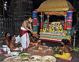 மதுரை மீனாட்சி சுந்தரேசுவரா் கோயிலில் சாந்தி ஹோம யாக பூஜைகள்