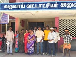 பழவூா் அருகே 8 ஏக்கா் குளம் ஆக்கிரமிப்பு: வட்டாட்சியா் அலுவலகத்தில் புகாா்