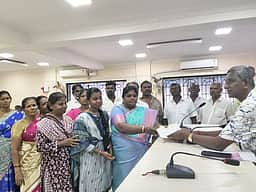 சாலை, தெருவிளக்கு வசதி கோரி மாநகராட்சியில் மனு