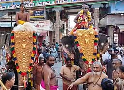 வைகையில் இருந்து தங்கக்குடத்தில் மீனாட்சி சுந்தரேஸ்வரருக்கு புனிதநீர்!