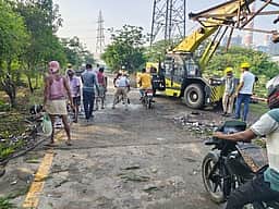 அத்திப்பட்டு புதுநகா் அருகே 
மின்கோபுரம் சாய்ந்ததால் ரயில் சேவை நிறுத்தம்
