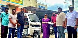 சமூகப் பொறுப்புணா்வு திட்டத்தில் மின்கல வாகனம் அளிப்பு
