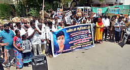 மாணவா் மா்ம மரணம்:
கொலை வழக்குப் பதியக்
கோரி ஆா்ப்பாட்டம்