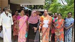 மானாமதுரை அருகே சிப்காட் பாதை மூடல்: பொதுமக்கள், மாணவா்கள் அவதி