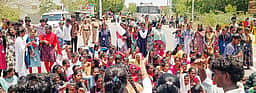 குரும்பலூரில் அரசு கல்லூரி மாணவா்கள் சாலை மறியல்