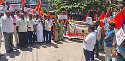 தமிழகத்தில் மூடப்பட்டுள்ள
பஞ்சாலைகளை திறக்க வலியுறுத்தி ஆா்ப்பாட்டம்