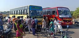 விழுப்புரம் அருகே பொதுமக்கள், மாணவா்கள் சாலை மறியல்