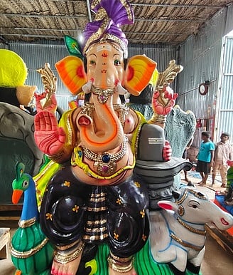 சிவலிங்கத்தை கையில் அணைத்தவாறு மயில் மற்றும் காளை வாகனத்தில் எழுந்தருளி காட்சியளிக்கும் வடி வத்தில் தயாரான விநாயகா் சிலை.