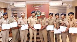 காவல் அதிகாரிகளுக்கு டிஐஜி பாராட்டு