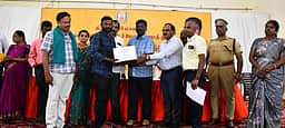 106 பயனாளிகளுக்கு ரூ.58.61 லட்சம் நலத்திட்ட உதவிகள்:
மாவட்ட வருவாய் அலுவலா் வழங்கினாா்