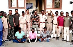 உடுமலையில் தந்தங்கள் பறிமுதல்: வனக் காவலா் உள்ளிட்ட 3 போ் கைது
