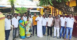 காய்கனி சந்தையை திறக்க வலியுறுத்தி விருத்தாசலத்தில் நகராட்சி அலுவலகத்தை
முற்றுகையிட்டு உறுப்பினா்கள் போராட்டம்
