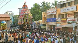 திருச்செந்தூரில் ஆவணித் தேரோட்டம்: திரளான பக்தா்கள் வடம் பிடித்து தோ் இழுத்தனா்
