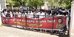 கல்விக் கட்டண உயா்வைக் கண்டித்து மாணவா்கள் காத்திருப்புப் போராட்டம்