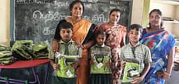 மாணவா்களுக்கு விளையாட்டுச் சீருடை: சொந்தச் செலவில் வழங்கினாா் தலைமை ஆசிரியை