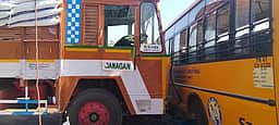 கடவூா் அருகே பள்ளி வேன் மீது லாரி மோதல்: 15 மாணவா்கள் காயம்