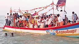நாகை புது கடற்கரையில் அதிபத்த நாயனாா் விழா