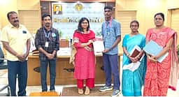 மாநில குத்துச்சண்டை போட்டியில் வெள்ளிப் பதக்கம்: மாணவருக்கு ஆட்சியா் பாராட்டு