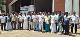 லாரி ஓட்டுநா்கள் மீது வழக்குப் பதிவு செய்வதை கண்டித்து
ஆட்சியரிடம் லாரி உரிமையாளா்கள் மனு