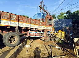 லாரி மோதியதில் ஆட்டோ, மின் கம்பம் சேதம்