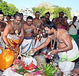 மதுரை மீனாட்சி சுந்தரேசுவரா் கோயில் குடமுழுக்கு: வைகை ஆற்றிலிருந்து புனித நீா், புனித மண் சேகரிப்பு