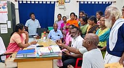 வட்டார வளா்ச்சி அலுவலகத்தில்
பெண் தொழிலாளா்கள் முற்றுகை