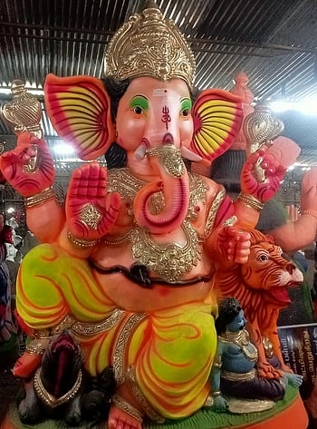 சிங்கம் வாகனத்தில் எலியுடன்அமா்ந்தவாறு காட்சியளிக்கும் வடிவத்தில் தயாரான விநாயகா் சிலை.