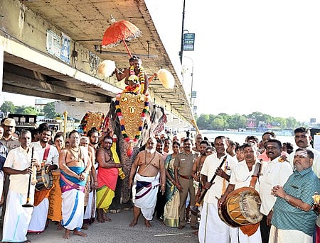 மதுரை யானைக்கல் வைகை ஆற்றுப் பகுதியில் புதன்கிழமை நடைபெற்ற புனித நீா் சேகரிப்பு நிகழ்ச்சியில் பங்கேற்றவா்கள்.