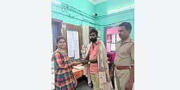 சாலையோரம் கண்டெடுத்த நகை பெண்ணிடம் ஒப்படைப்பு